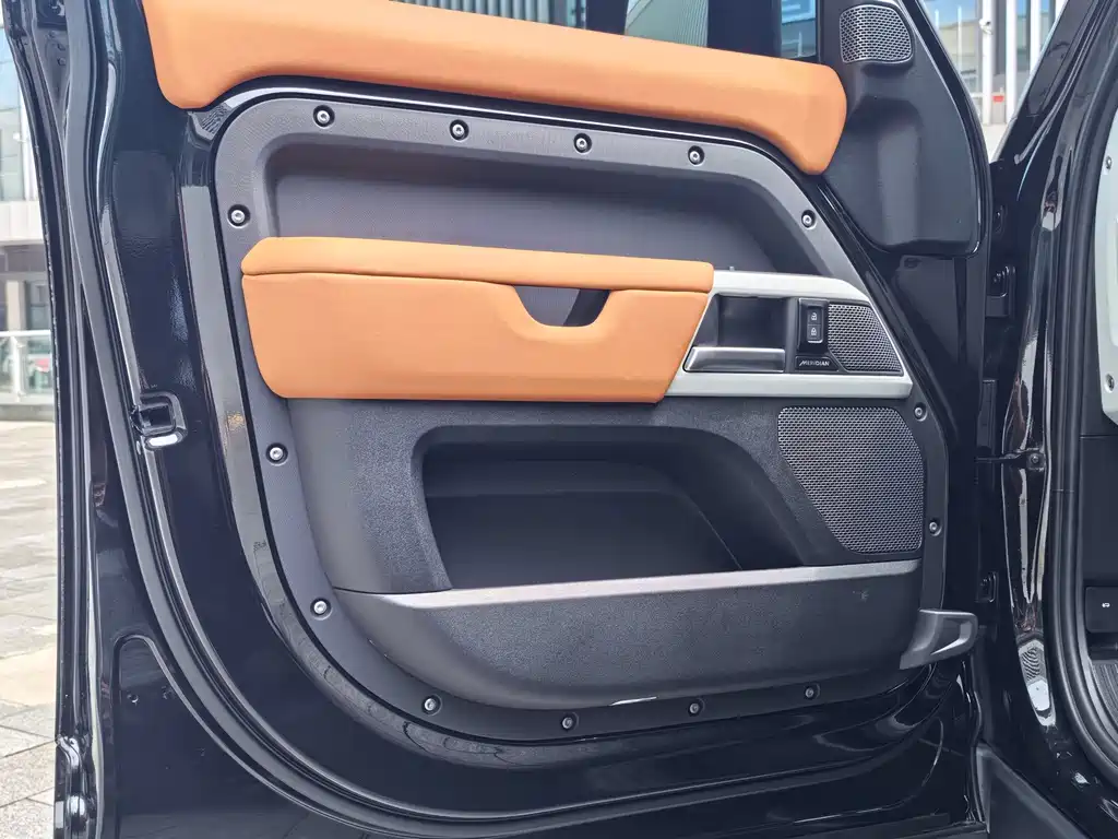 Land Rover Defender — миниатюра 9