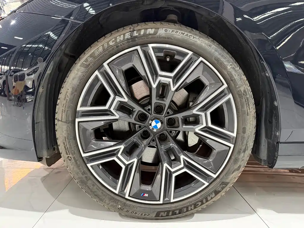 BMW 5 Series — миниатюра 12