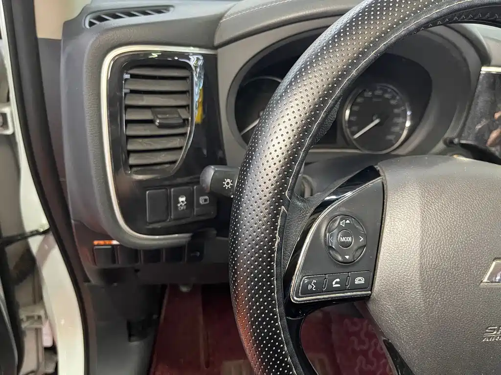 Mitsubishi Outlander — миниатюра 7