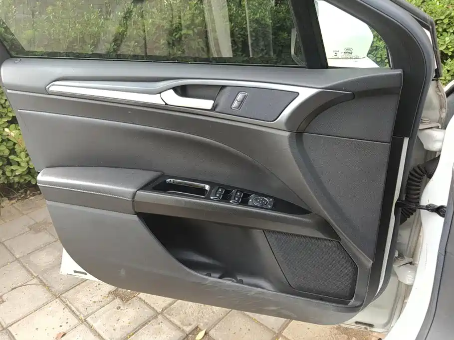 Ford Mondeo — миниатюра 7