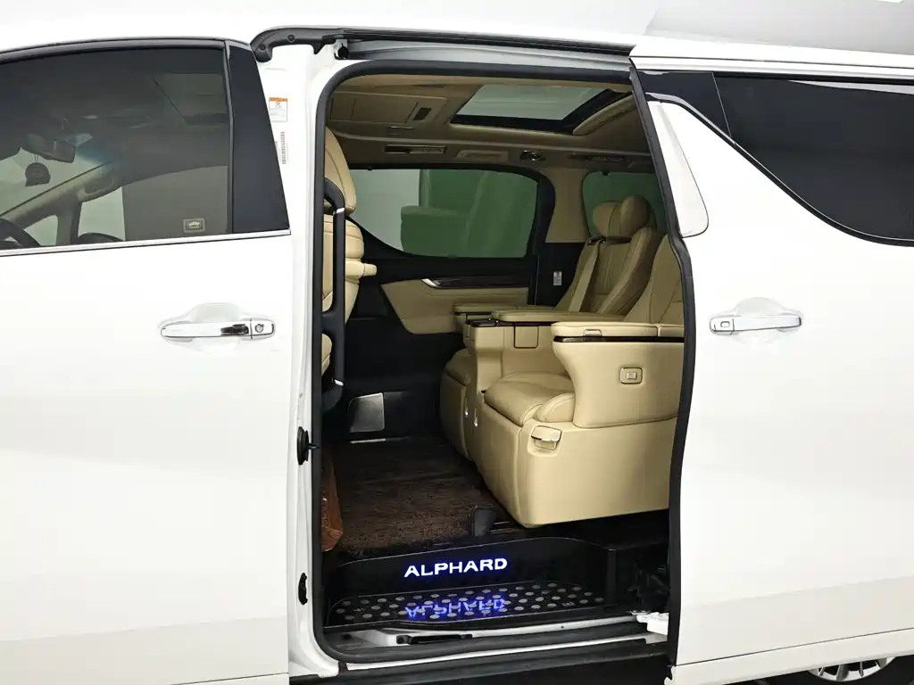 Toyota Alphard — миниатюра 13