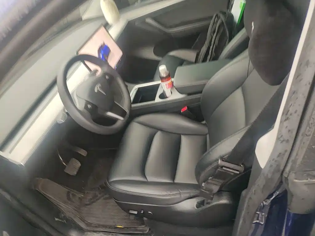 Tesla Model Y — миниатюра 15