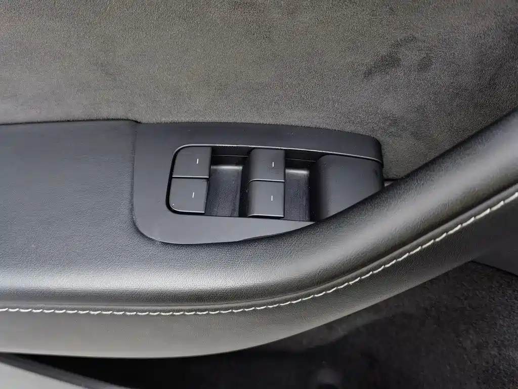 Tesla Model Y — миниатюра 9