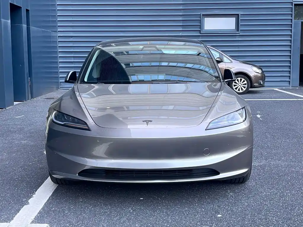 Tesla Model 3 — миниатюра 2