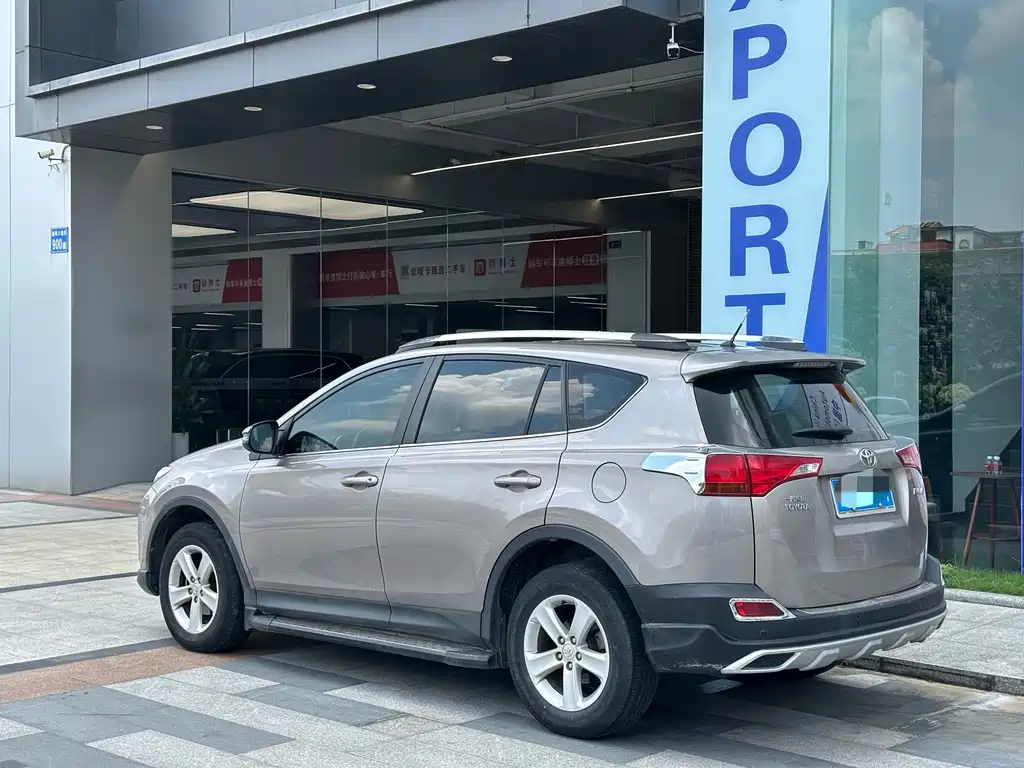 Toyota RAV4 — миниатюра 3