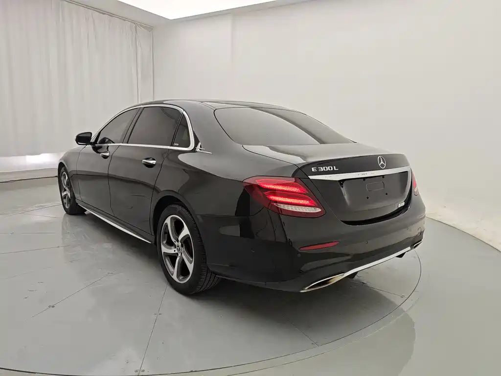 Mercedes-Benz E-Class — миниатюра 8
