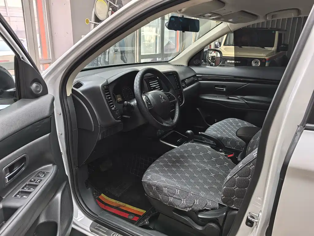 MITSUBISHI OUTLANDER