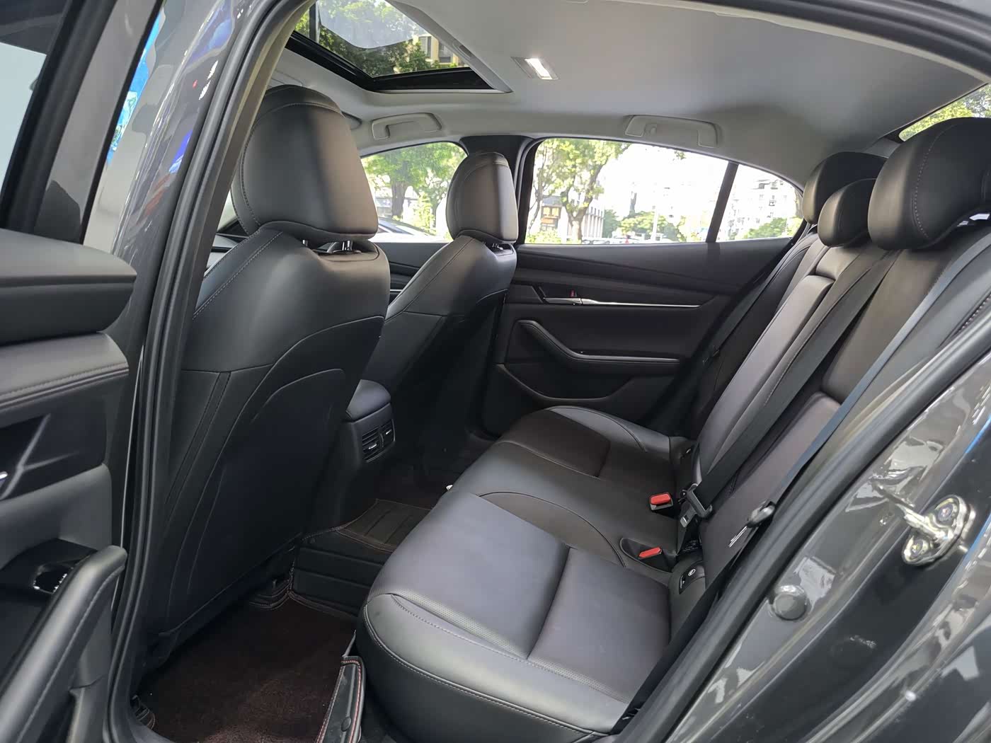 Mazda Mazda3 Axela 2.0 л 2023 г. Серебристо-серый, пробег 45000 км