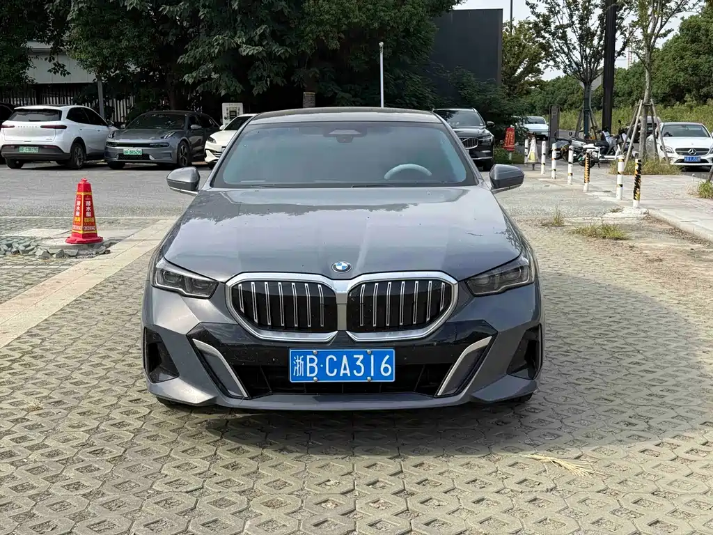 BMW 5 Series — миниатюра 2