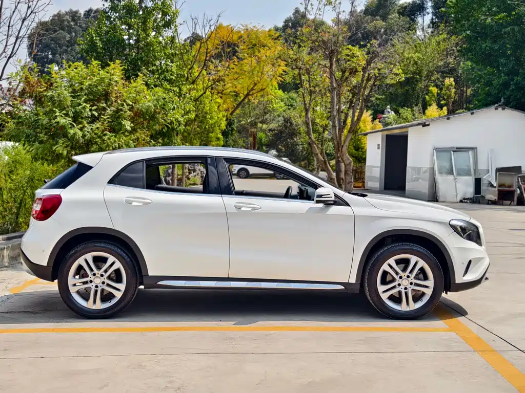 MERCEDES-BENZ GLA
