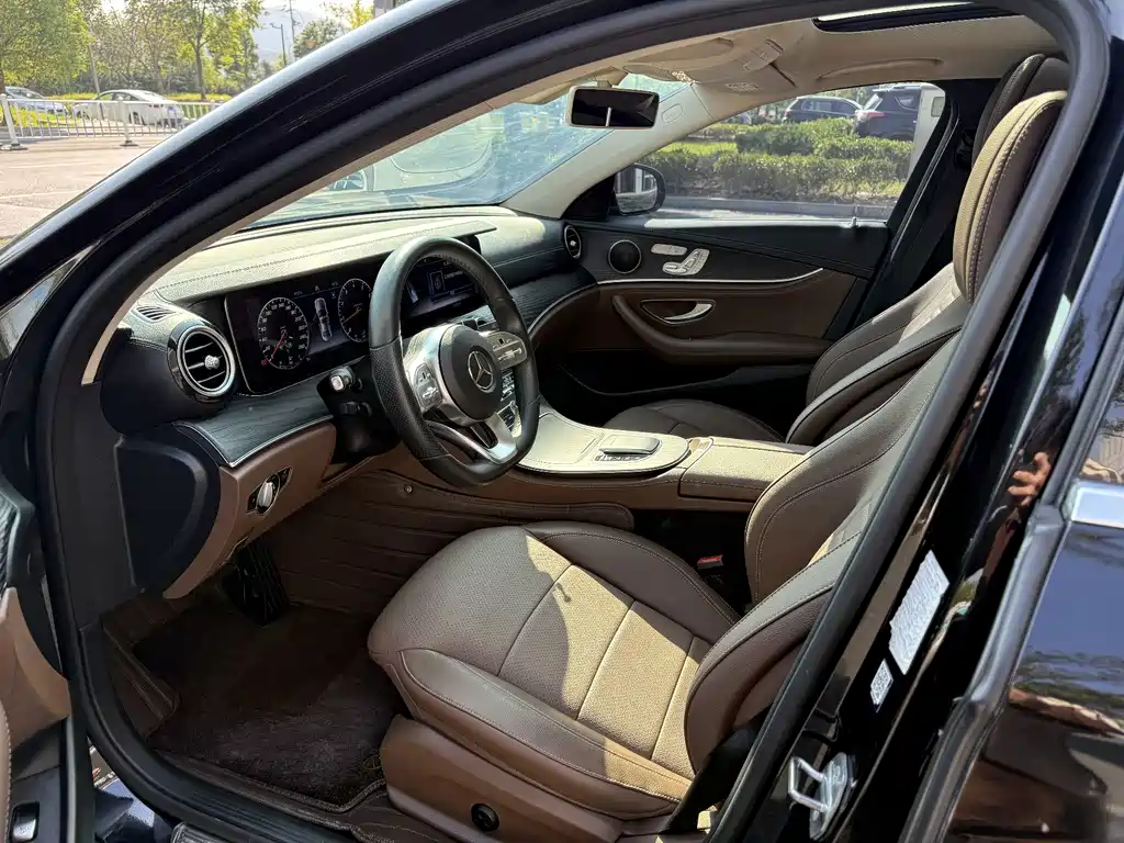Mercedes-Benz E-Class — миниатюра 8