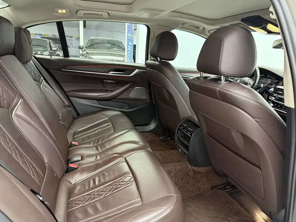 BMW 5 Series — миниатюра 12