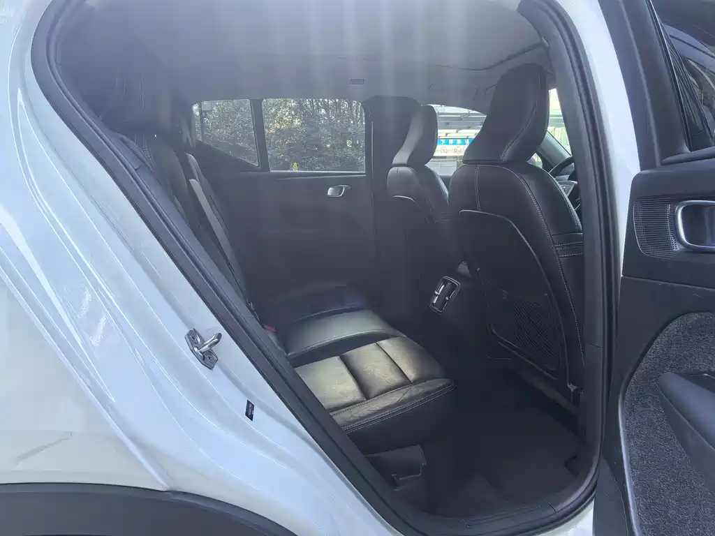 Volvo XC40 — миниатюра 11