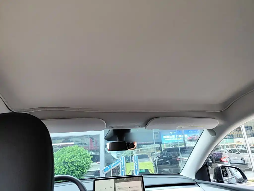 Tesla Model Y — миниатюра 18