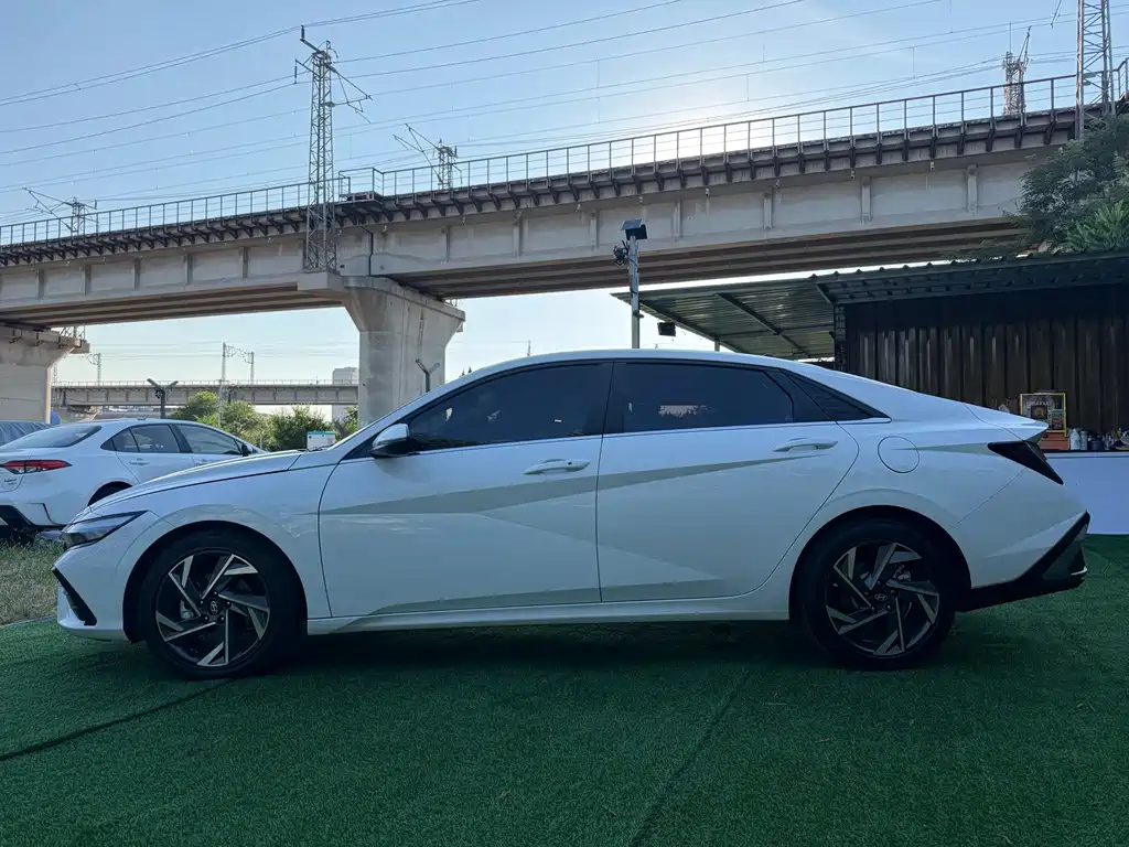 Hyundai Elantra — миниатюра 7