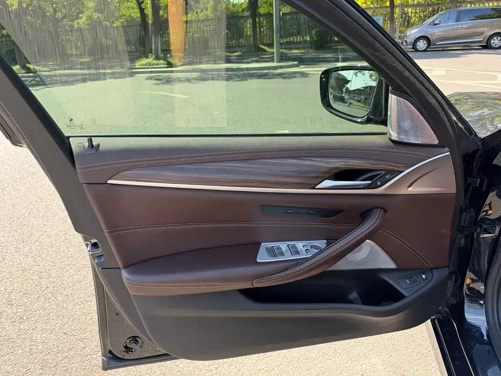 BMW 5 Series New Energy — миниатюра 12
