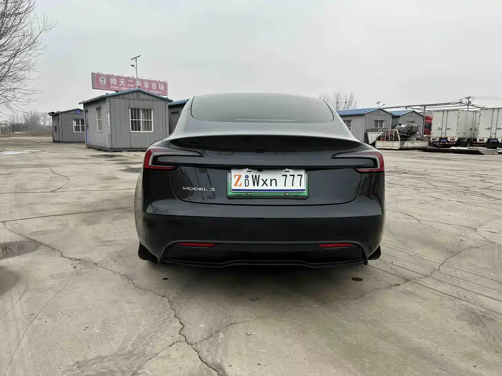 TESLA MODEL 3