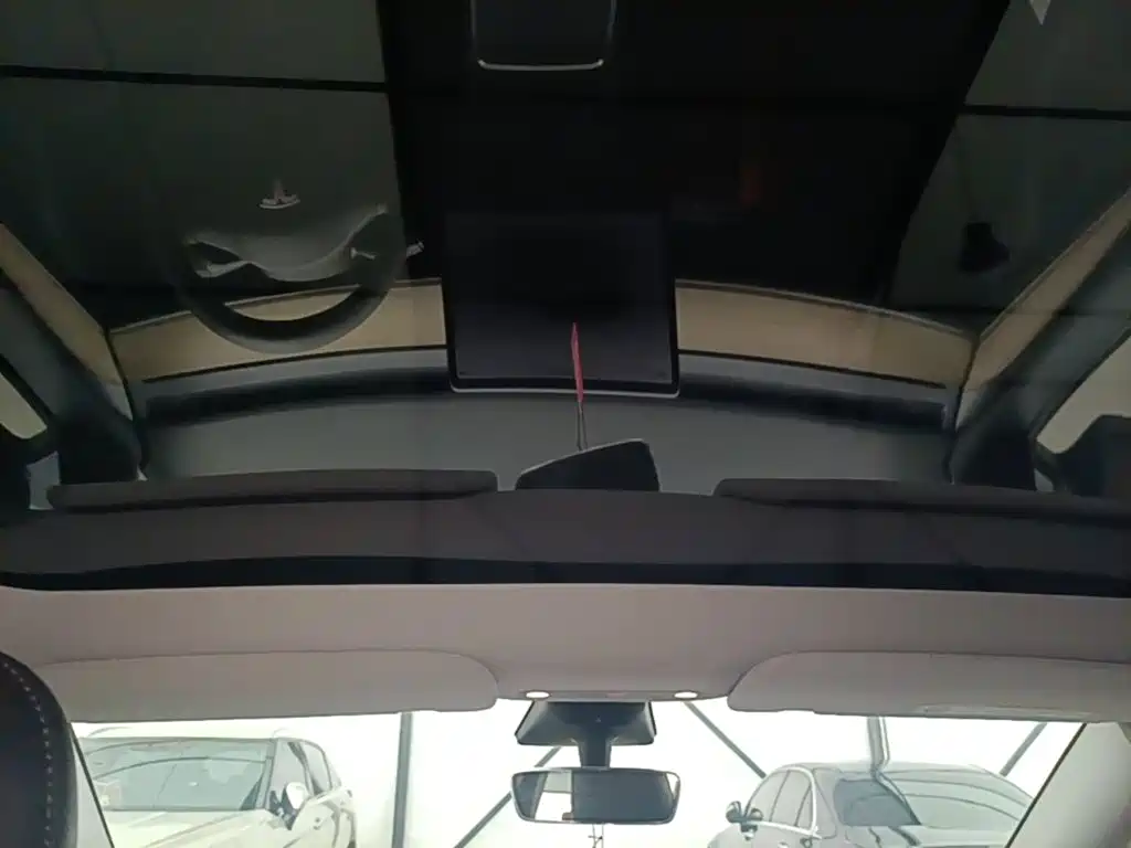 Tesla Model Y — миниатюра 18