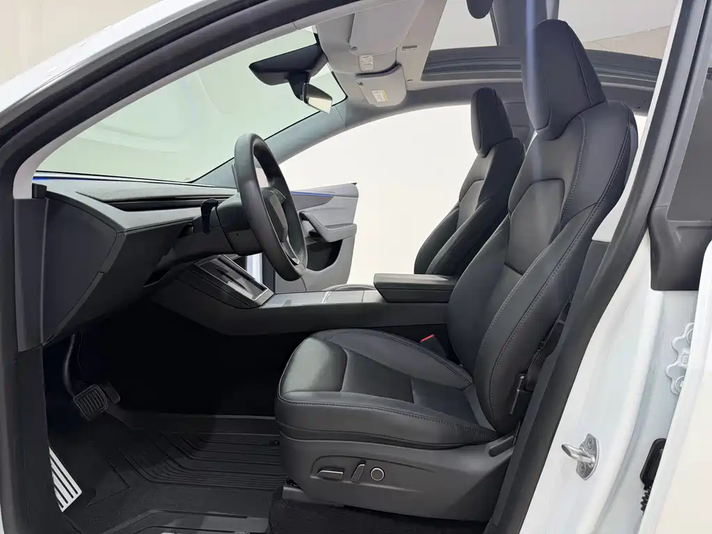 Tesla Model Y — миниатюра 8