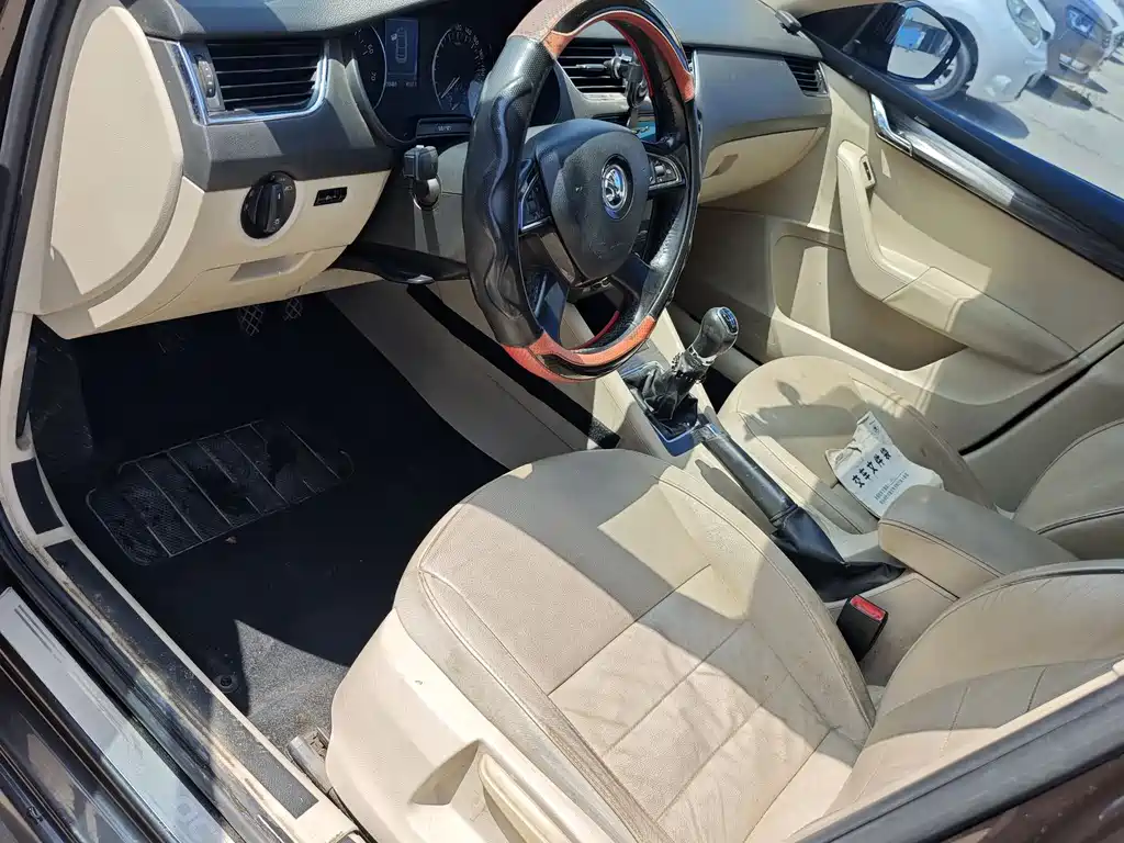 Skoda Octavia 2015 1.6L MT