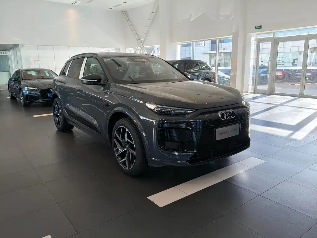 AUDI Q6L E TRON