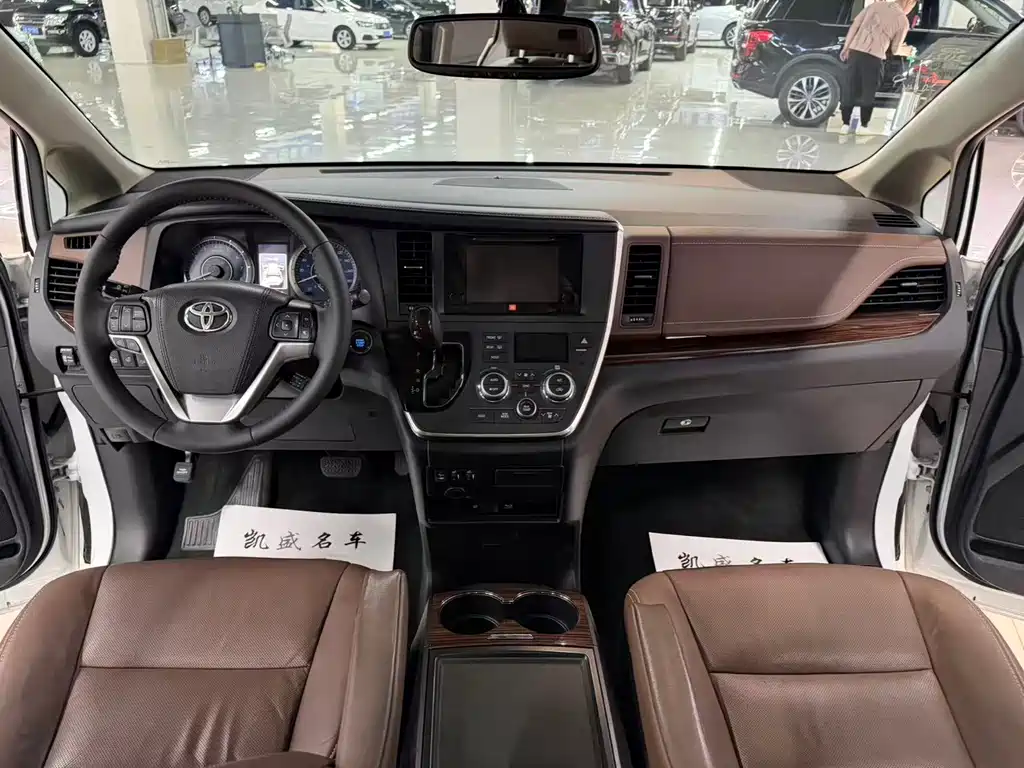 Toyota Sienna — миниатюра 4