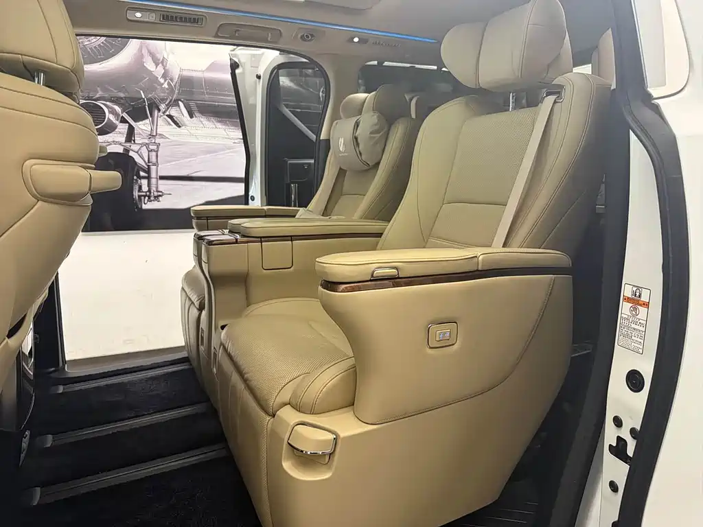 Toyota Alphard — миниатюра 9