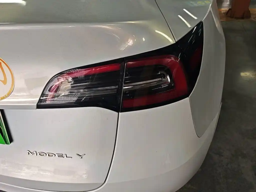 Tesla Model Y — миниатюра 8