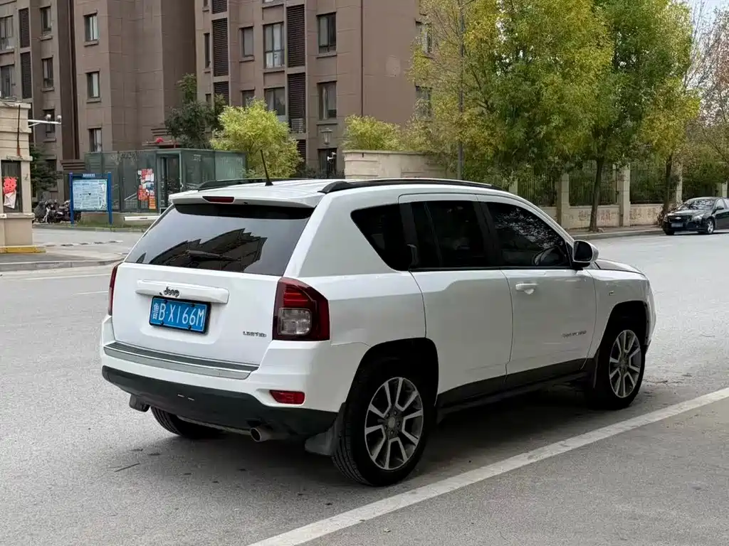 Jeep Compass (Import) — миниатюра 7