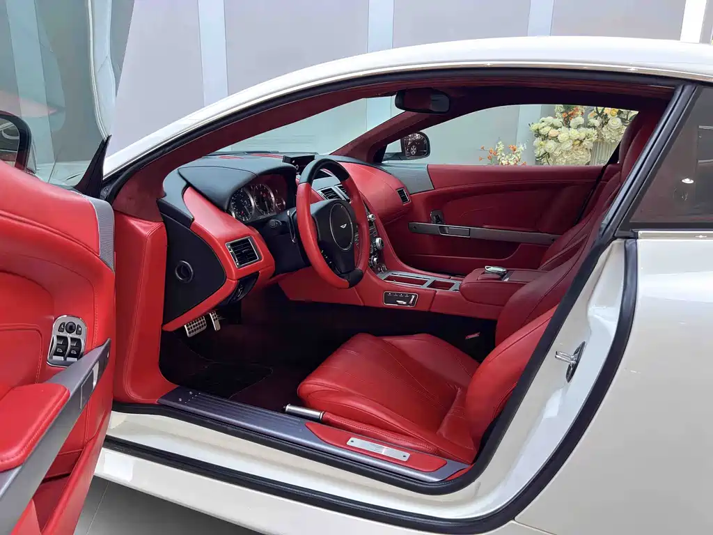 Aston Martin DB9 — миниатюра 14
