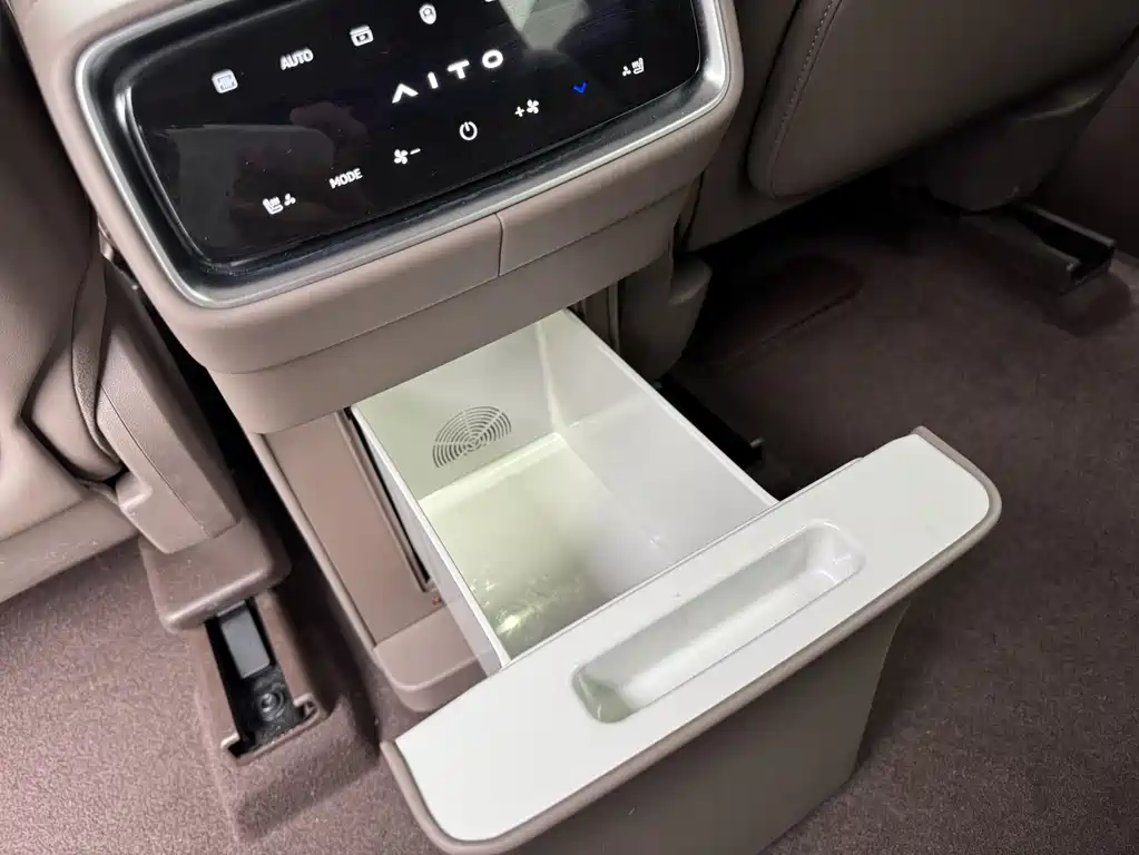 AITO ASK THE WORLD M9