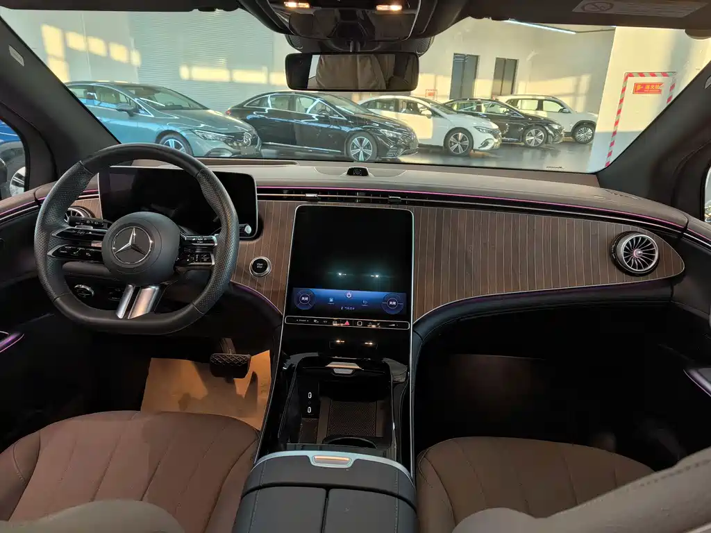 Mercedes-Benz EQE SUV — миниатюра 12