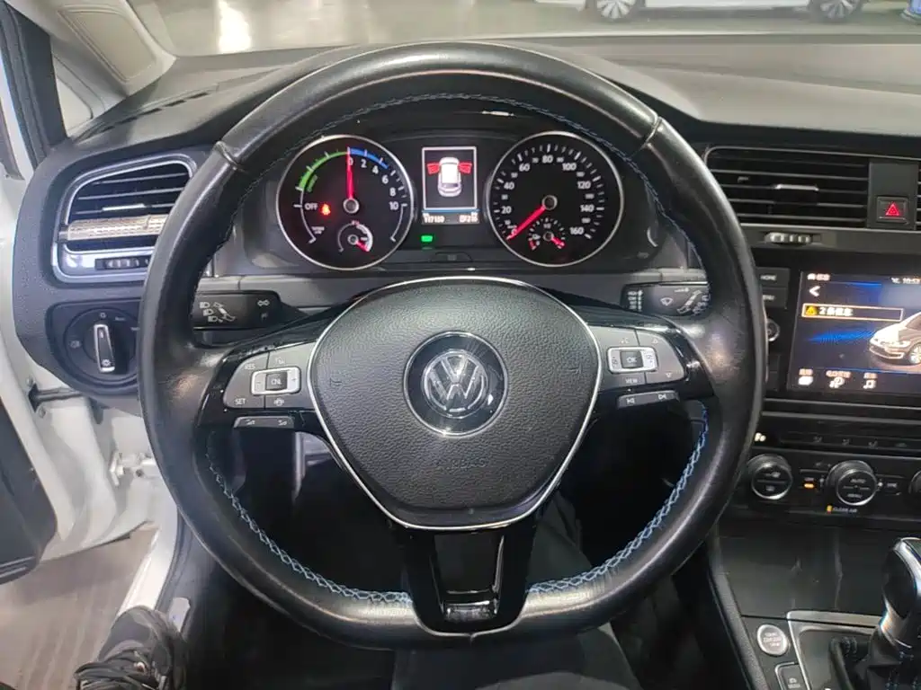 Volkswagen Golf EV — миниатюра 11