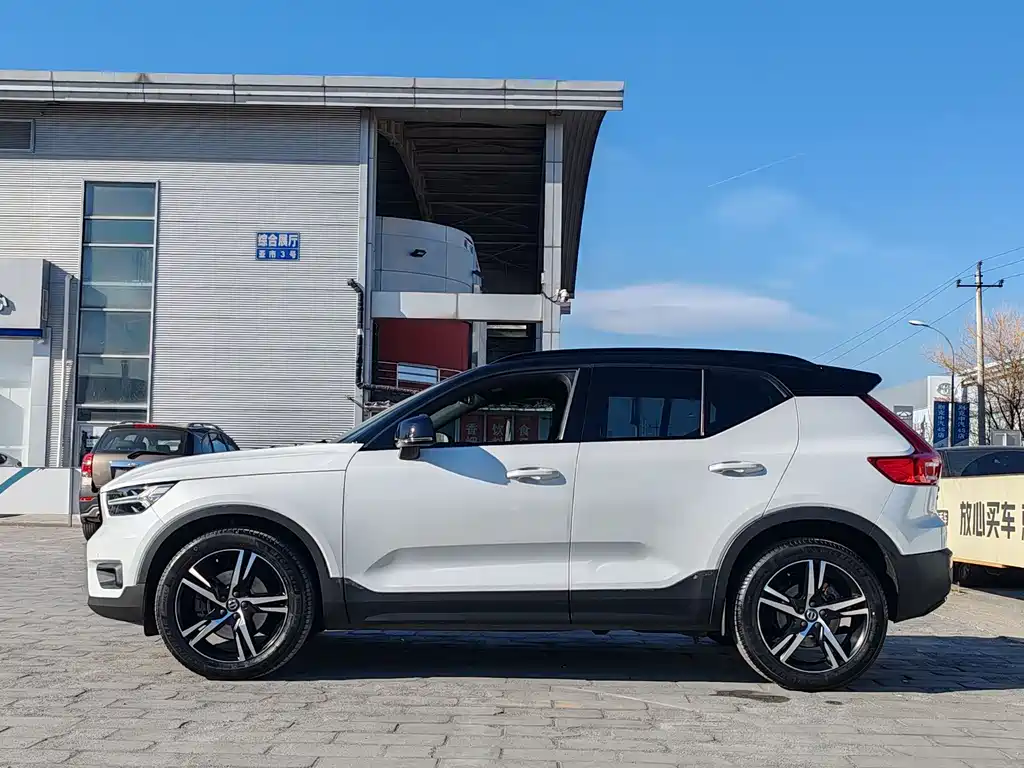 VOLVO XC40
