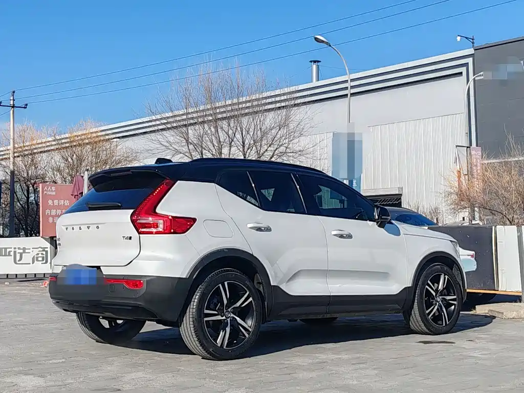 VOLVO XC40