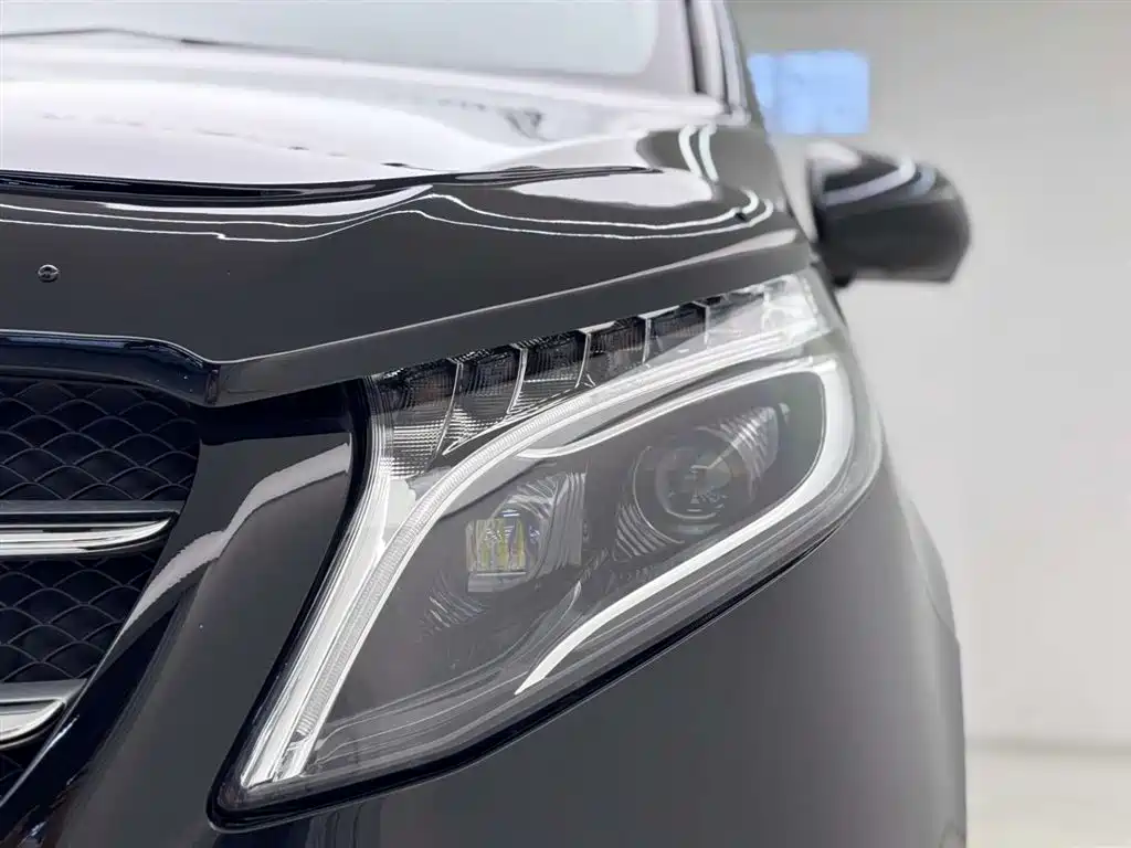 Mercedes-Benz Vito 2023 2.0T 7 мест