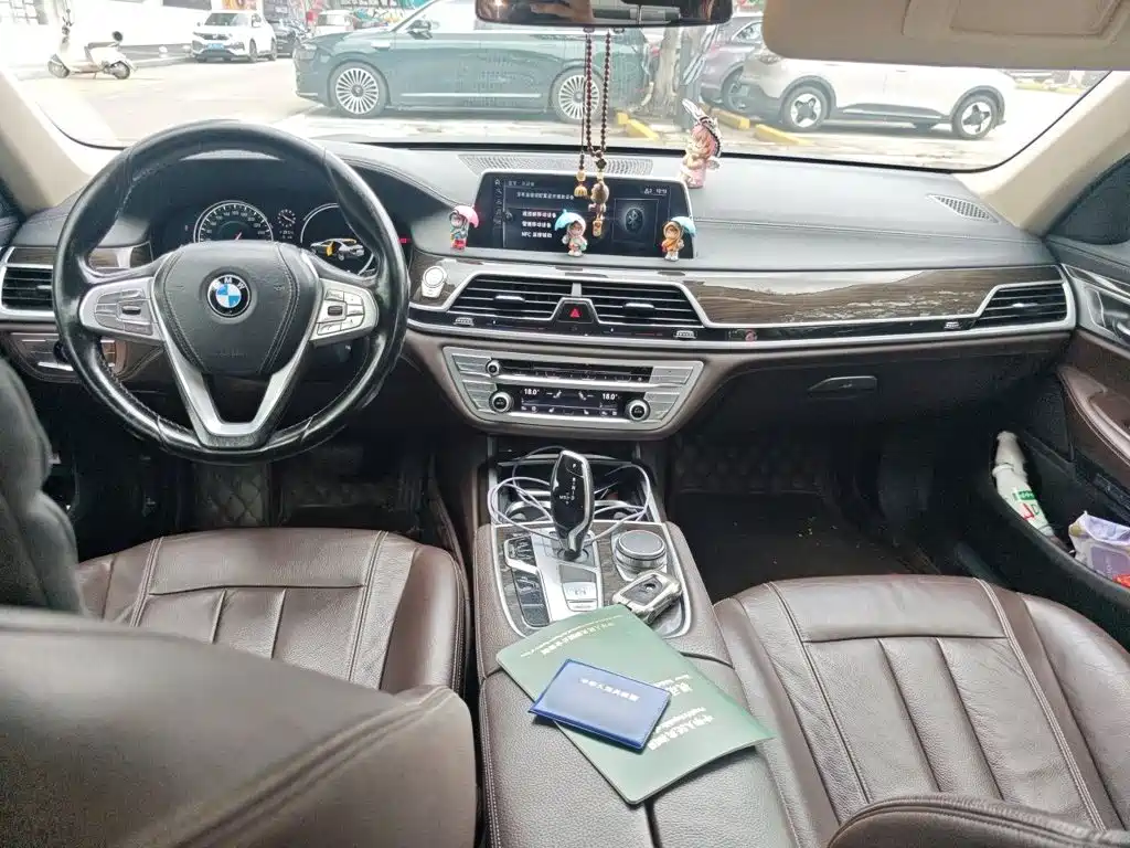 BMW 7 Series — миниатюра 13