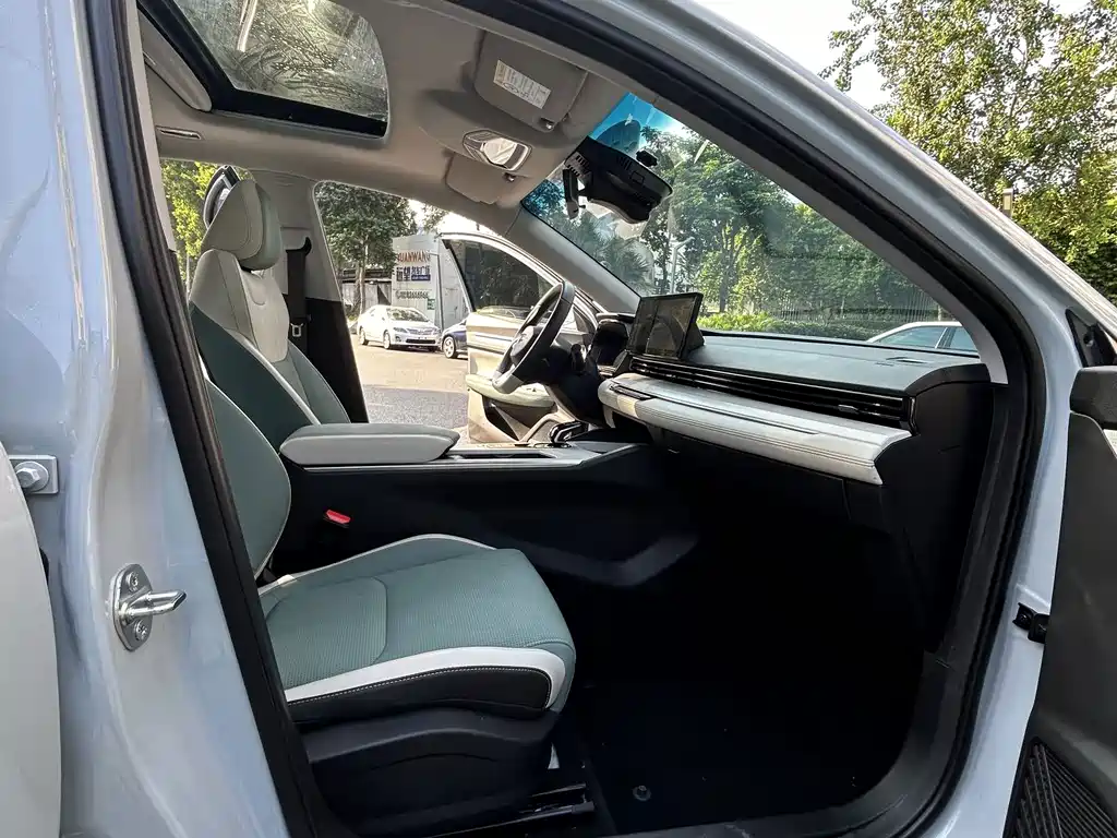 Geely L HiP — миниатюра 10