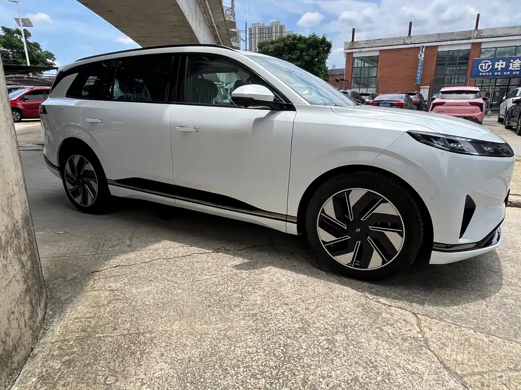 Dongfeng eπ008 2025 210Ultra 6 мест