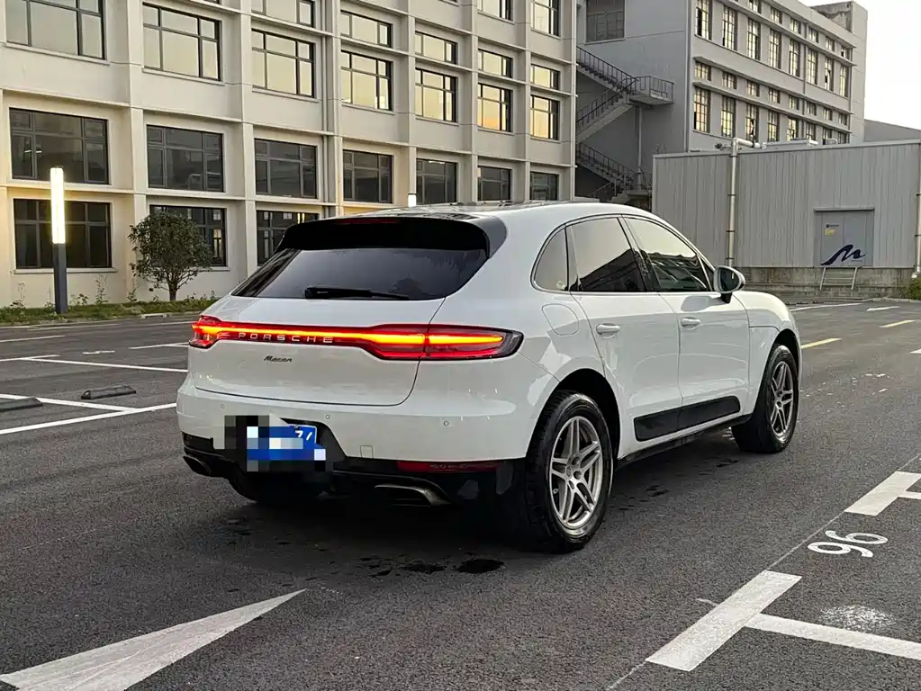 PORSCHE MACAN
