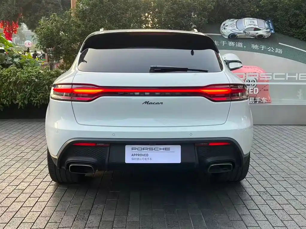 PORSCHE MACAN