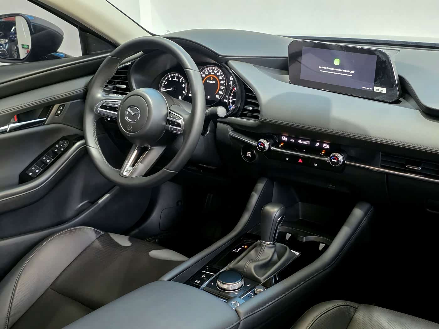 Mazda Mazda3 Axela 2.0 л 2023 г. Серебристо-серый, пробег 45000 км