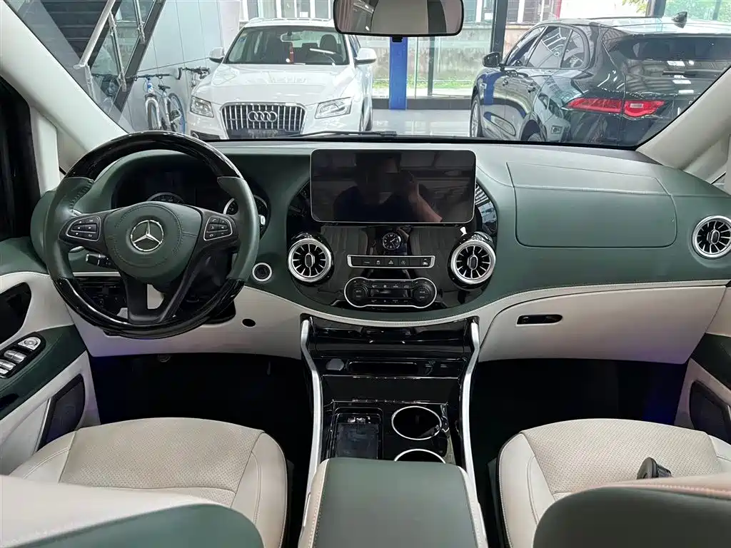 Mercedes-Benz Vito 2023 2.0T Elite 7 мест