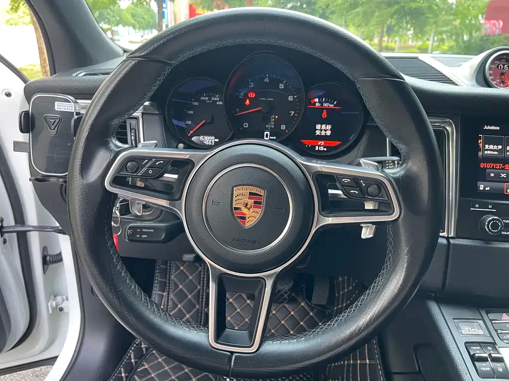 PORSCHE MACAN