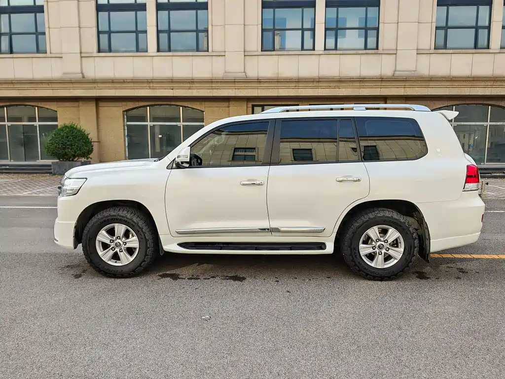 TOYOTA LAND CRUISER
