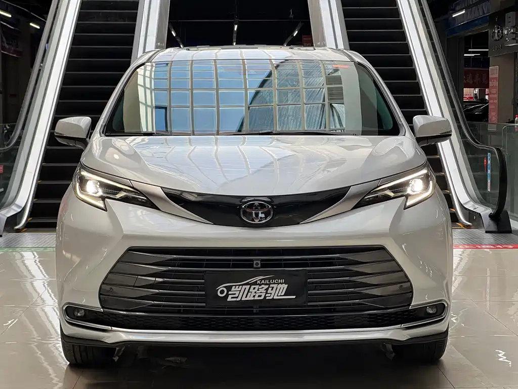 Toyota Sienna — миниатюра 2