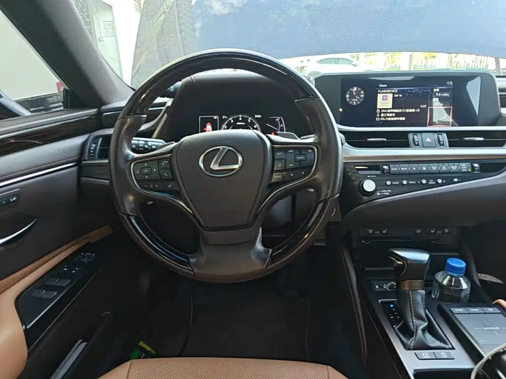 Lexus ES — миниатюра 11