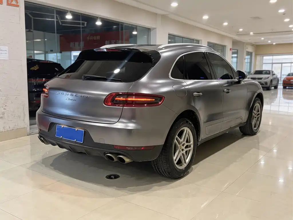 PORSCHE MACAN