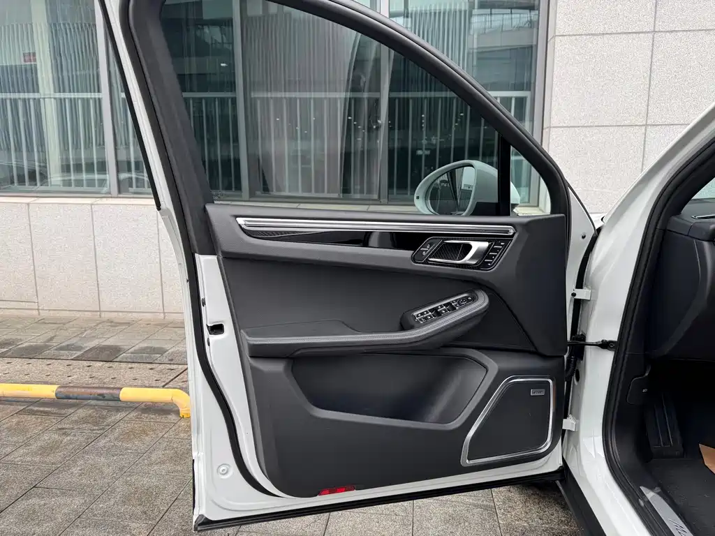 Porsche Macan — миниатюра 7