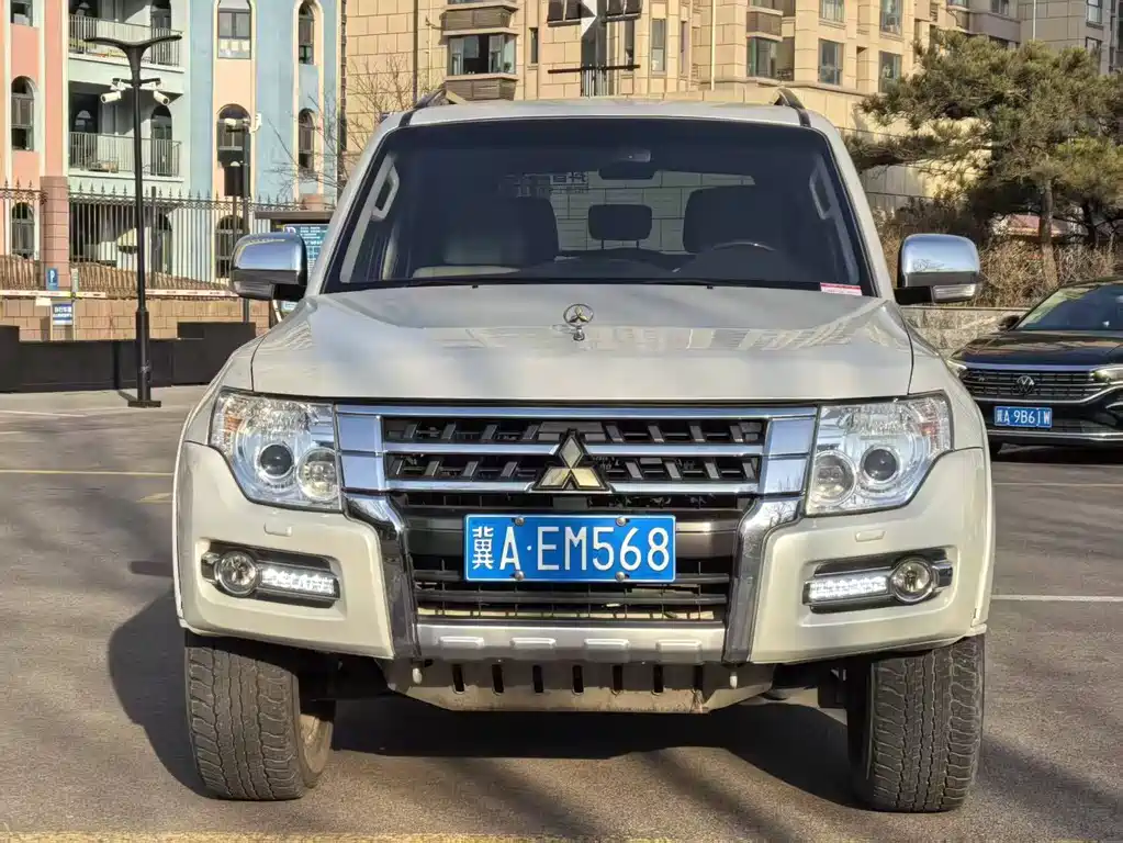 MITSUBISHI PAJERO